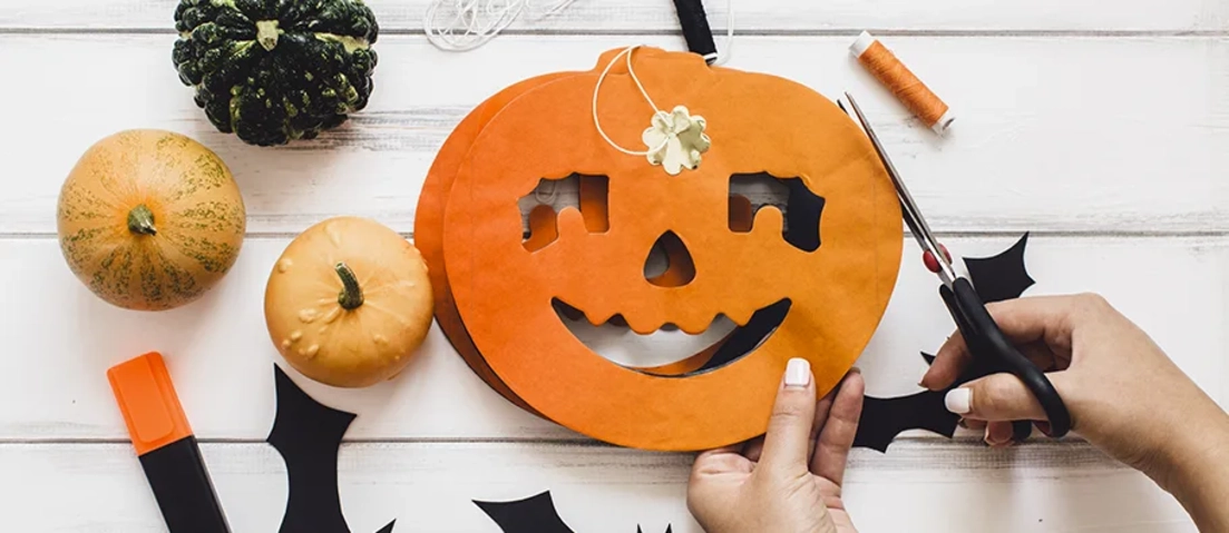 Materiales de papelería para crear un disfraz de Halloween